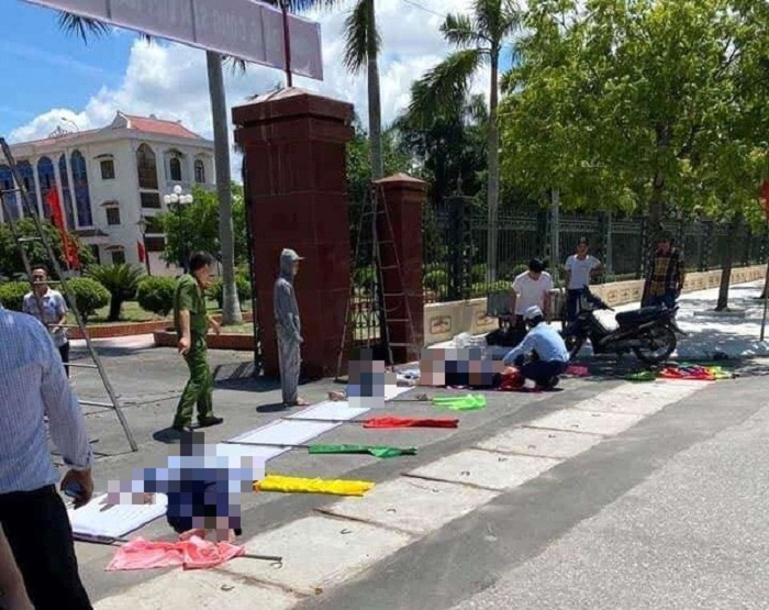 Nguyên nhân 3 công nhân thương vong khi treo pano ở cổng huyện ủy - 1