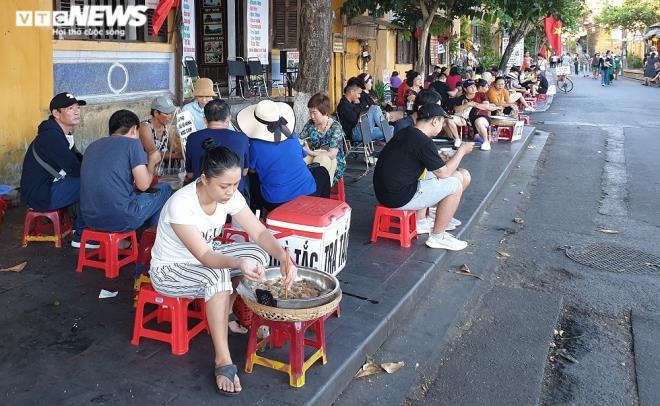 Ảnh: Phố cổ Hội An dập dìu du khách tham quan sau thời gian đóng cửa chống dịch - 8