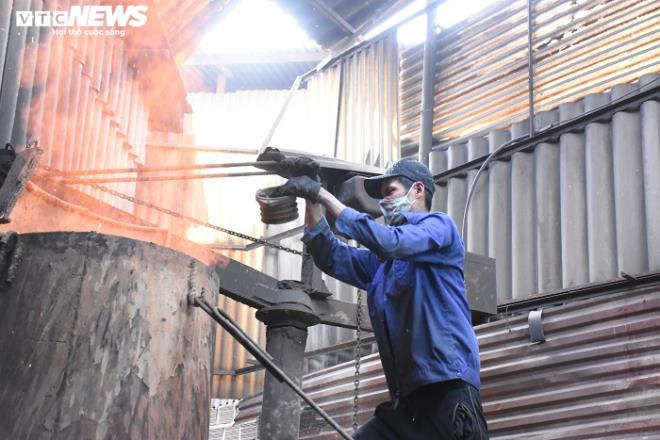 Nhọc nhằn nghề đúc gang bên lò lửa gần 2.000 độ C giữa ngày nắng nóng đỉnh điểm - 1