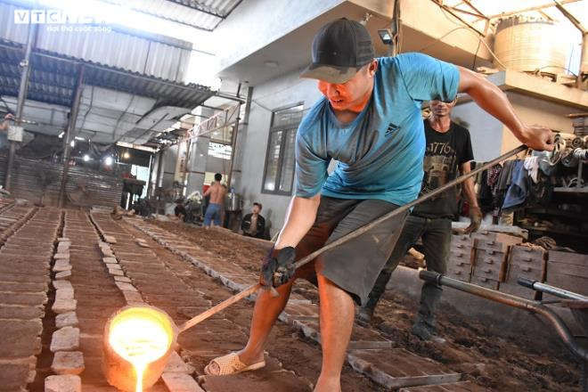 Nhọc nhằn nghề đúc gang bên lò lửa gần 2.000 độ C giữa ngày nắng nóng đỉnh điểm - 3