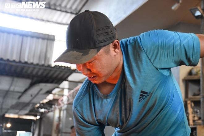 Nhọc nhằn nghề đúc gang bên lò lửa gần 2.000 độ C giữa ngày nắng nóng đỉnh điểm - 4