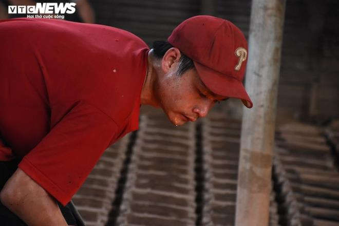 Nhọc nhằn nghề đúc gang bên lò lửa gần 2.000 độ C giữa ngày nắng nóng đỉnh điểm - 5