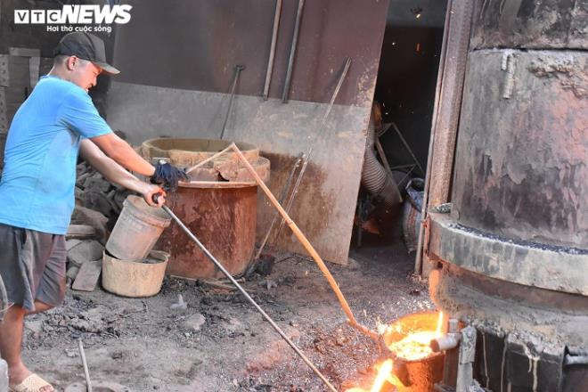 Nhọc nhằn nghề đúc gang bên lò lửa gần 2.000 độ C giữa ngày nắng nóng đỉnh điểm - 7
