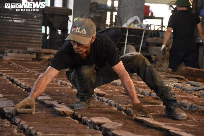 Nhọc nhằn nghề đúc gang bên lò lửa gần 2.000 độ C giữa ngày nắng nóng đỉnh điểm - 9