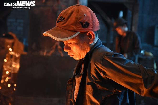 Nhọc nhằn nghề đúc gang bên lò lửa gần 2.000 độ C giữa ngày nắng nóng đỉnh điểm - 11