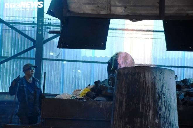 Nhọc nhằn nghề đúc gang bên lò lửa gần 2.000 độ C giữa ngày nắng nóng đỉnh điểm - 15