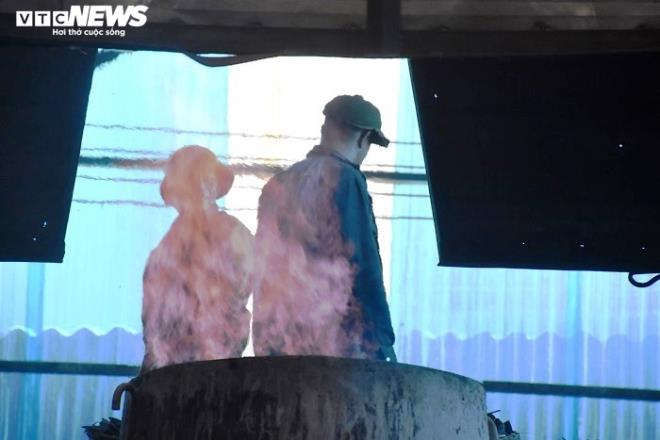 Nhọc nhằn nghề đúc gang bên lò lửa gần 2.000 độ C giữa ngày nắng nóng đỉnh điểm - 16