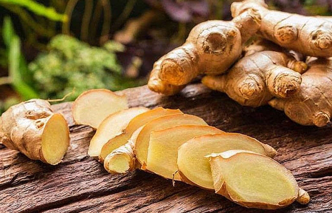 Cách làm rượu gừng nghệ hạt gấc giúp lấy lại làn da, vóc dáng cho mẹ sau sinh