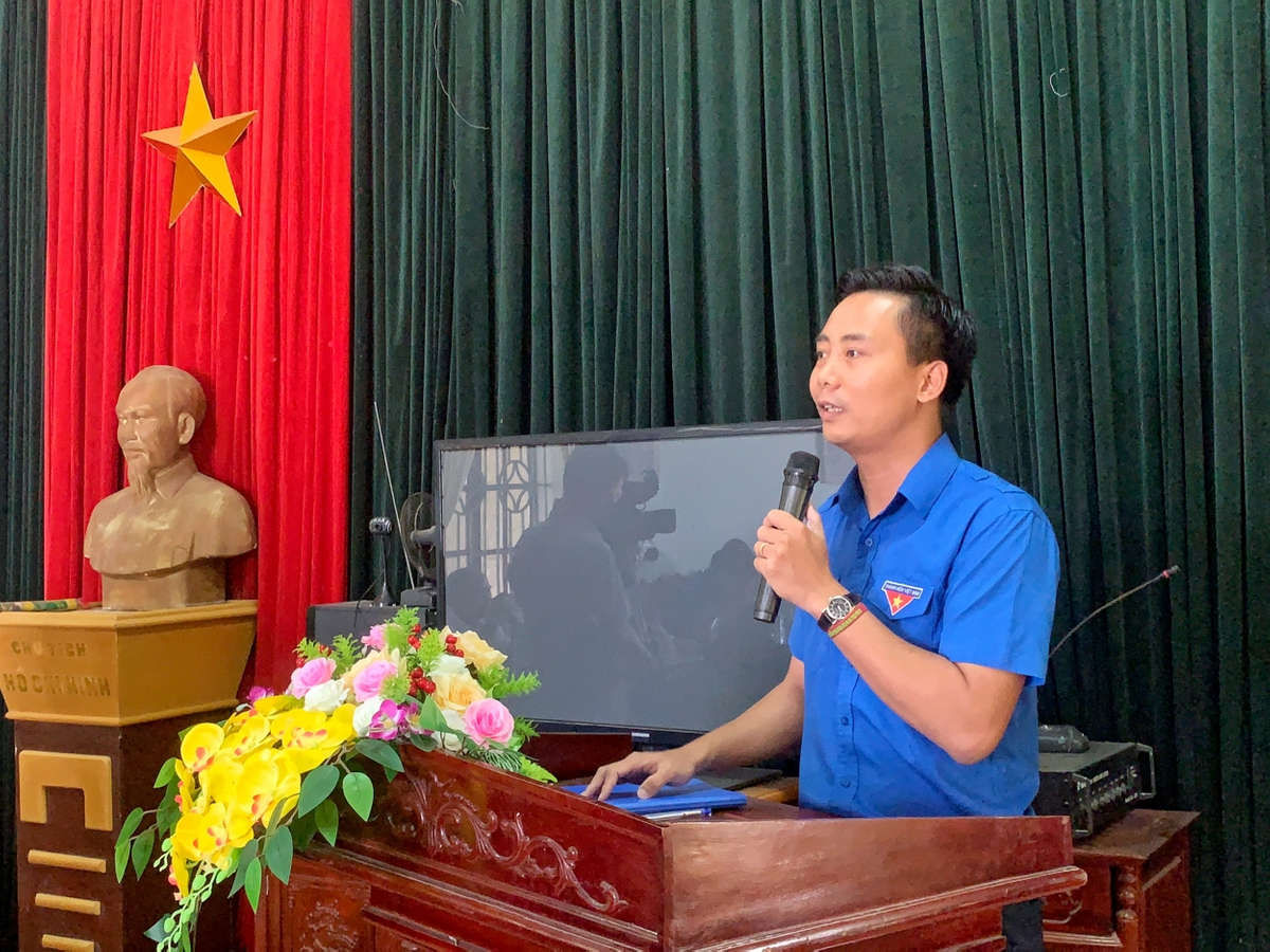 Đồng chí Nguyễn Đức Tiến, Phó Bí thư Thành đoàn, Chủ tịch Hội LHTN Việt Nam thành phố Hà Nội phát biểu tại chương trình