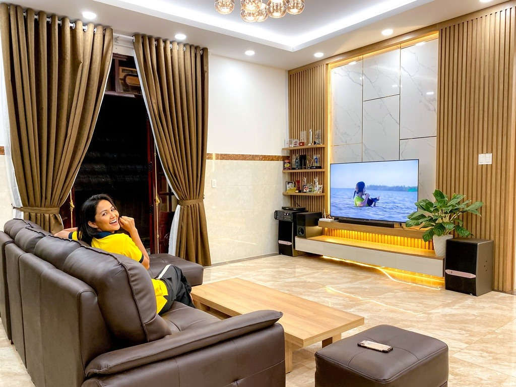 H'hen Niê đã hoàn thiện ước mơ của bố mẹ. Ảnh: NSCC