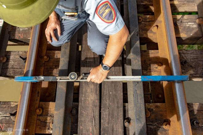 Ảnh: Những người cặm cụi kiểm tra cầu, đường giữa nắng nóng hơn 40 độ C - 3