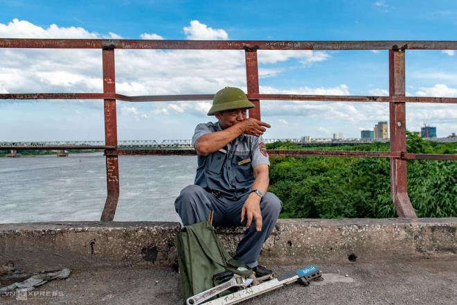 Ảnh: Những người cặm cụi kiểm tra cầu, đường giữa nắng nóng hơn 40 độ C - 5