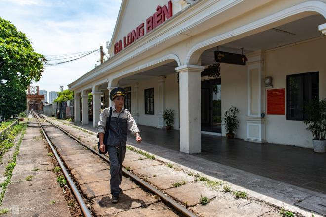 Ảnh: Những người cặm cụi kiểm tra cầu, đường giữa nắng nóng hơn 40 độ C - 6