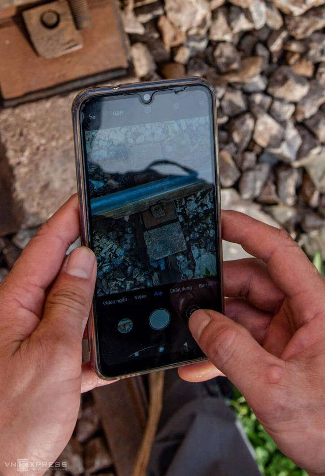 Ảnh: Những người cặm cụi kiểm tra cầu, đường giữa nắng nóng hơn 40 độ C - 7