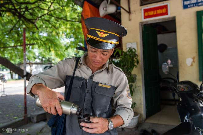 Ảnh: Những người cặm cụi kiểm tra cầu, đường giữa nắng nóng hơn 40 độ C - 11