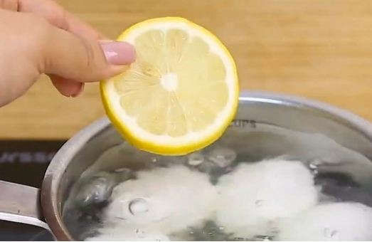 Luộc trứng cứ th&ecirc;m một l&aacute;t chanh, biết t&aacute;c dụng bạn sẽ tr&ograve;n mắt ngạc nhi&ecirc;n - Ảnh 1