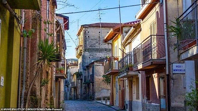 Bên trong ngôi làng tuyệt đẹp ở Italy, chỉ 30.000 đồng/căn nhà