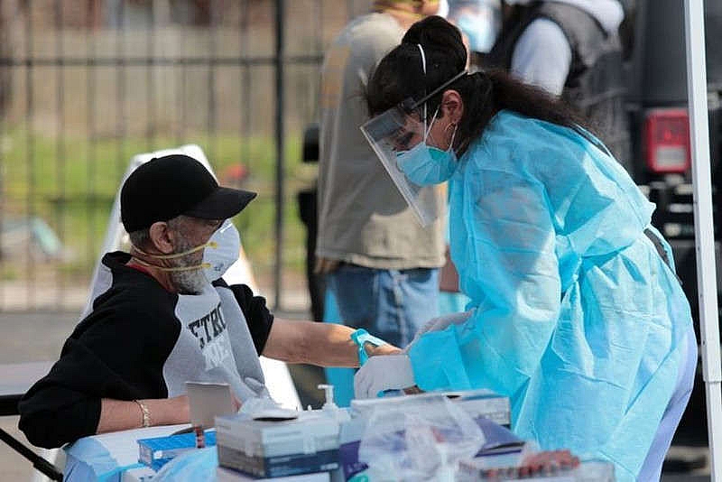 Dịch Covid-19: Số ca mắc tăng vọt, lệnh dỡ bỏ hạn chế bị “đảo ngược”