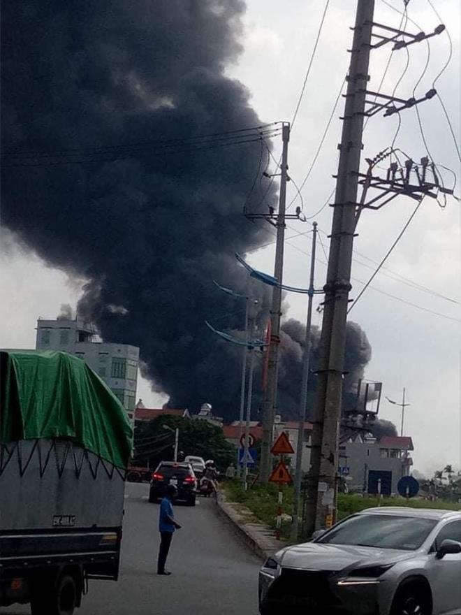 Đang cháy lớn kèm nhiều tiếng nổ tại kho hoá chất ở Long Biên - 1