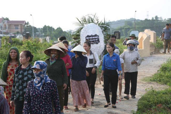 Đám tang lặng lẽ, vắng bóng người thân của bé trai bị mẹ bỏ rơi dưới hố ga - 1