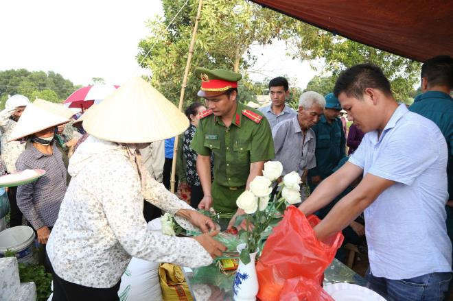 Đám tang lặng lẽ, vắng bóng người thân của bé trai bị mẹ bỏ rơi dưới hố ga - 3