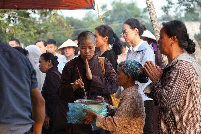 Đám tang lặng lẽ, vắng bóng người thân của bé trai bị mẹ bỏ rơi dưới hố ga - 4