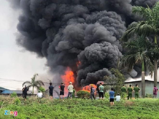 Hỏa hoạn tại kho hàng Long Biên: Hóa chất bị cháy rất độc hại, dễ bay hơi - 1