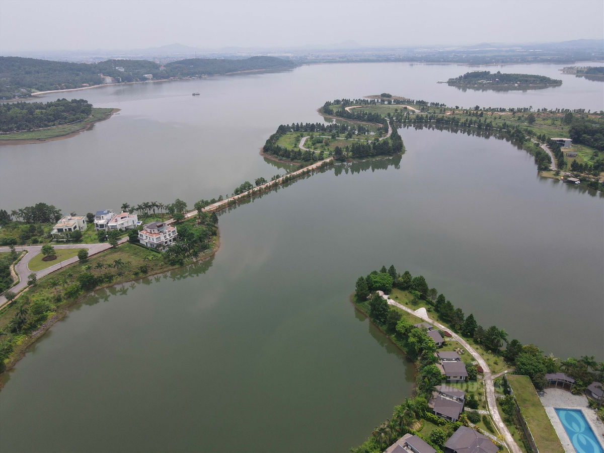 Tuy nhi&ecirc;n c&ocirc;ng ty n&agrave;y đ&atilde; đắp đất, ngăn hồ, tạo th&agrave;nh đường nội bộ d&agrave;i 190m, rộng 6m, cao tr&igrave;nh mặt đường khoảng +21.70m. Diện t&iacute;ch hồ bị ngăn khoảng 4,2 ha.