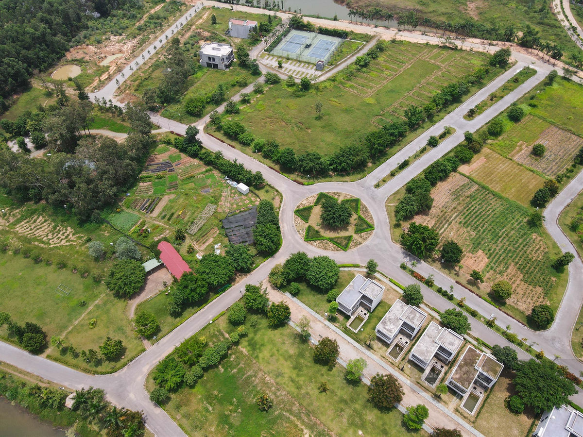 B&ecirc;n cạnh đ&oacute;, khu biệt thự nghỉ dưỡng của dự &aacute;n n&agrave;y được UBND tỉnh Vĩnh Ph&uacute;c quy hoạch chia l&ocirc; giao trong phạm vi c&aacute;c mốc ranh giới đất 272, 273, 274 v&agrave; 275 để x&acirc;y dựng biệt thự.