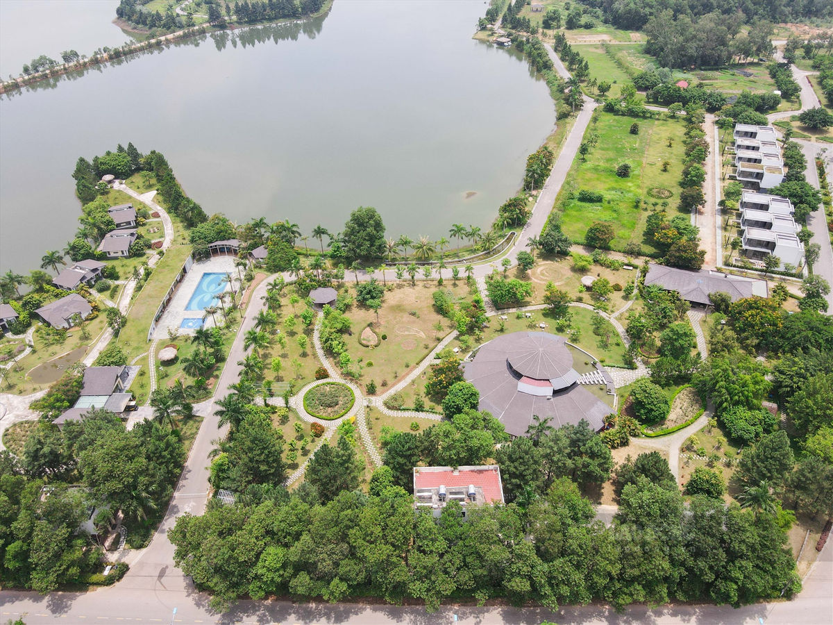 Hiện nay, diện t&iacute;ch đất n&oacute;i tr&ecirc;n c&oacute; cao tr&igrave;nh thấp hơn cao tr&igrave;nh mực nước dưới b&igrave;nh thường, chủ đầu tư dự &aacute;n chưa thực hiện san nền x&acirc;y biệt thự. Tại thời điểm Tổng cục Thủy lợi kiểm tra v&agrave;o th&aacute;ng 2, chủ đầu tư cũng chưa c&oacute; giấy ph&eacute;p xả nước thải v&agrave;o c&ocirc;ng tr&igrave;nh thủy lợi theo quy định.