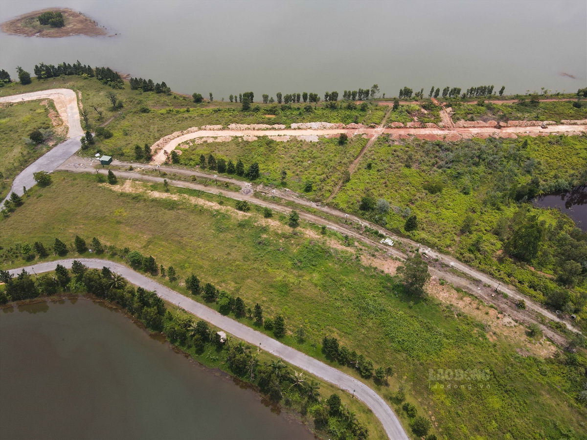 Việc đắp đường, ngăn hồ... trong phạm vi bảo vệ hồ chứa nước Đại Lai, thực hiện c&aacute;c hoạt động nhưng kh&ocirc;ng c&oacute; gi&acirc;y ph&eacute;p hoạt động trong phạm vi bảo vệ c&ocirc;ng tr&igrave;nh thủy lợi hoặc hoạt động kh&ocirc;ng đ&uacute;ng nội dung quy định của giấy ph&eacute;p đ&atilde; được cấp l&agrave; vi phạm quy định của ph&aacute;p luật về thủy lợi. Hiện chủ đầu tư khu Paradise Đại Lải Resort vẫn đang ch&agrave;o b&aacute;n biệt thự trong hồ, sổ đỏ vĩnh viễn với mức gi&aacute; từ 17 triệu đồng/m2.