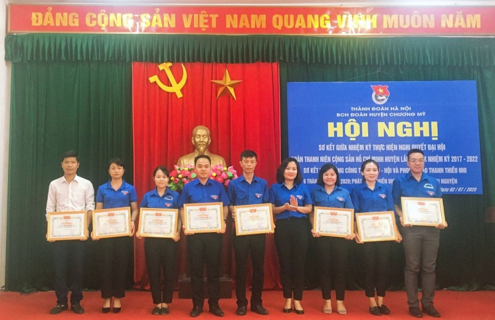 Nhiều tập thể, cá nhân có thành tích xuất sắc được tuyên dương, khen thưởng tại Hội nghị