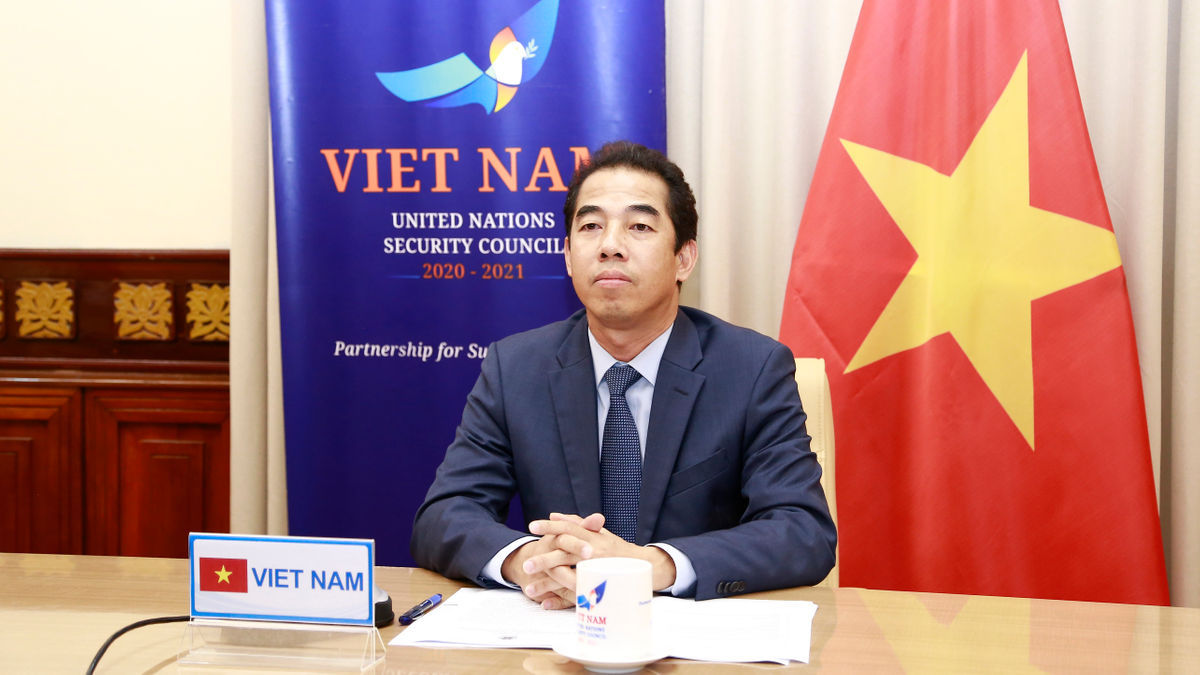 thu truong to anh dung du thao luan truc tuyen cua hdba ve  dai dich va an ninh hinh 1