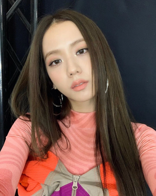 Jisoo (BlackPink) lại gây sốt với kiểu trang điểm tone cam hồng san hô - Ảnh 1