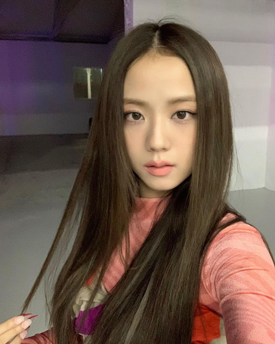 Jisoo (BlackPink) lại gây sốt với kiểu trang điểm tone cam hồng san hô - Ảnh 2