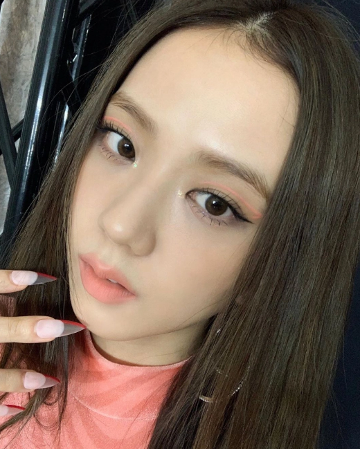 Jisoo (BlackPink) lại gây sốt với kiểu trang điểm tone cam hồng san hô - Ảnh 3