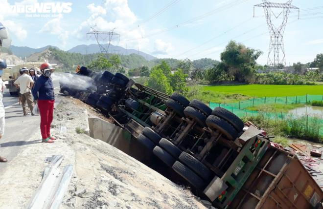 Xe container chở hàng chục tấn gỗ bị lật ngửa, bốc cháy tại Đà Nẵng - 1