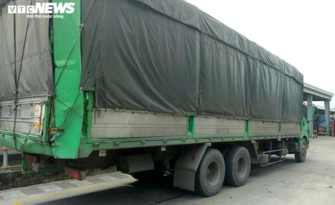 Đoàn xe tự ý nối dài thùng hàng ngang nhiên tung hoành tuyến TP.HCM - Bình Dương - 1
