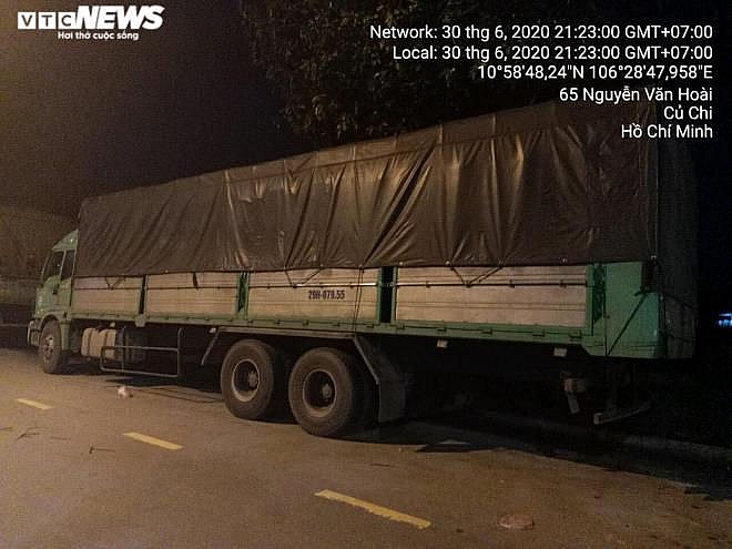 Đoàn xe tự ý nối dài thùng hàng ngang nhiên tung hoành tuyến TP.HCM - Bình Dương