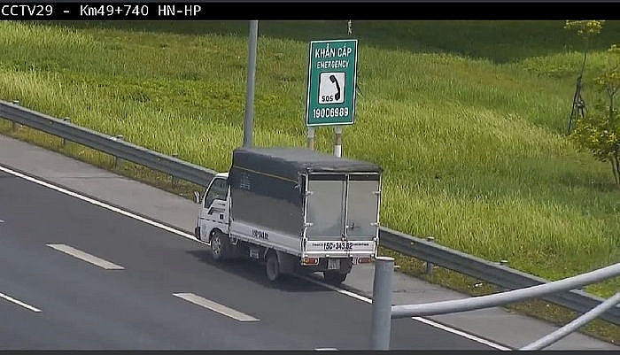 Lái xe đi lùi trên cao tốc, nữ tài xế Hải Phòng bị phạt 17 triệu đồng