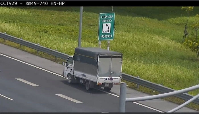 Lái xe đi lùi trên cao tốc, nữ tài xế Hải Phòng bị phạt 17 triệu đồng - 1