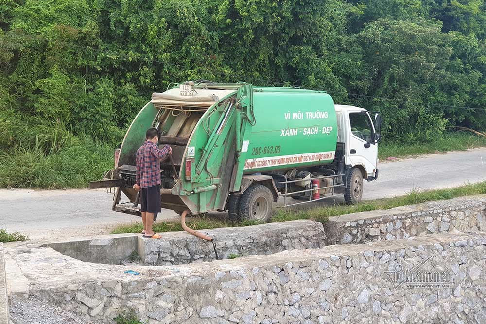 Nhân viên môi trường ngang nhiên lắp ống đổ trộm nước đen ngòm ra biển Cô Tô - 1
