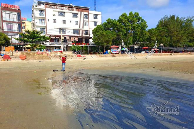 Nhân viên môi trường ngang nhiên lắp ống đổ trộm nước đen ngòm ra biển Cô Tô - 3