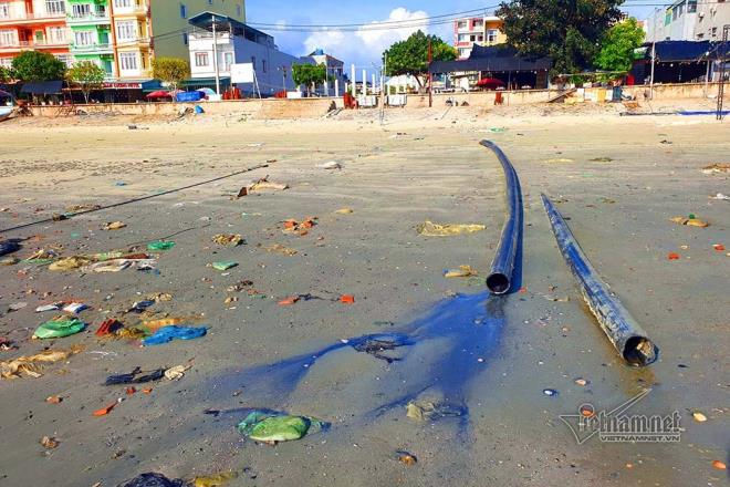 Nhân viên môi trường ngang nhiên lắp ống đổ trộm nước đen ngòm ra biển Cô Tô - 6