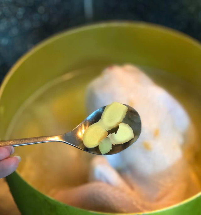 Cách mới rất nhanh và dễ giúp luộc gà không nứt da, chặt gà gọn đẹp, một phát ăn ngay, chị em đọc xong chỉ muốn thực hành ngay lập tức - Ảnh 2 Cách mới rất nhanh và dễ giúp luộc gà không nứt da, chặt gà gọn đẹp, một phát ăn ngay, chị em đọc xong chỉ muốn thực hành ngay lập tức - Ảnh 2