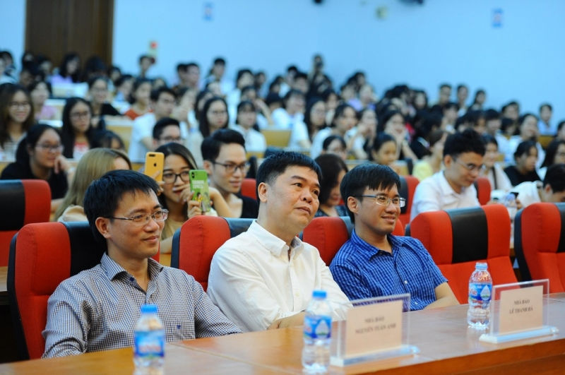 Các vị đại biểu tham dự chuơng trình ra mắt sách của hai tác giả trẻ