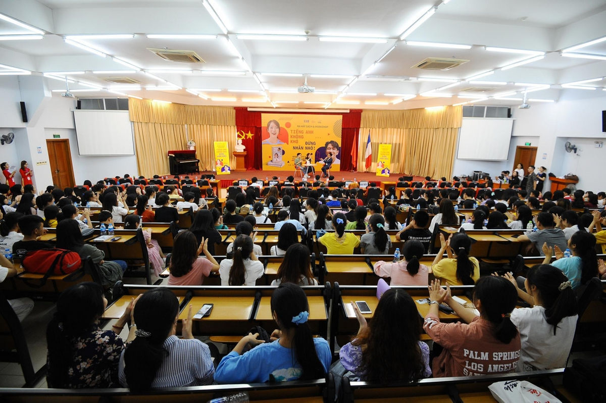 Đông đảo các bạn trẻ tham dự chương trình ra mắt sách
