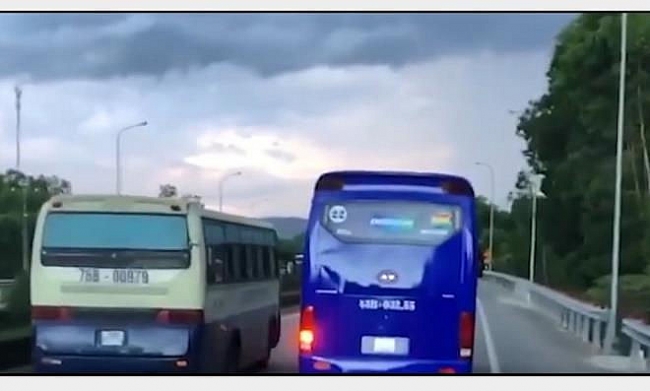 Đoàn xe chở công nhân 'ngáng đường' xe chữa cháy: Buộc thôi việc 2 tài xế