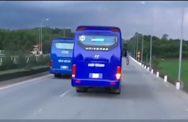 ‘Ngáng đường’ xe chữa cháy, 2 tài xế xe chở công nhân bị tước bằng lái 2 tháng - 1