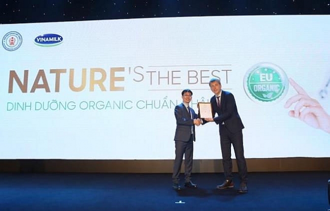 Bước tiến mới của Vinamilk: Ra mắt sản phẩm sữa bột trẻ em được bổ sung tổ yến
